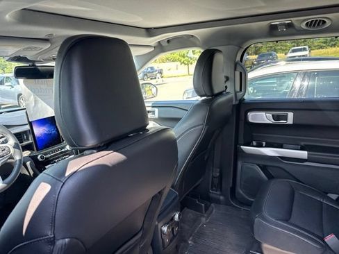 Used 2023 Ford Explorer Limited w/ Limited Technology Package AWD/4WD image 15
