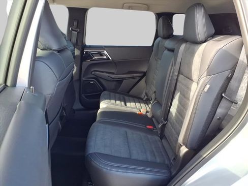 New 2025 Mitsubishi Outlander SE image 13