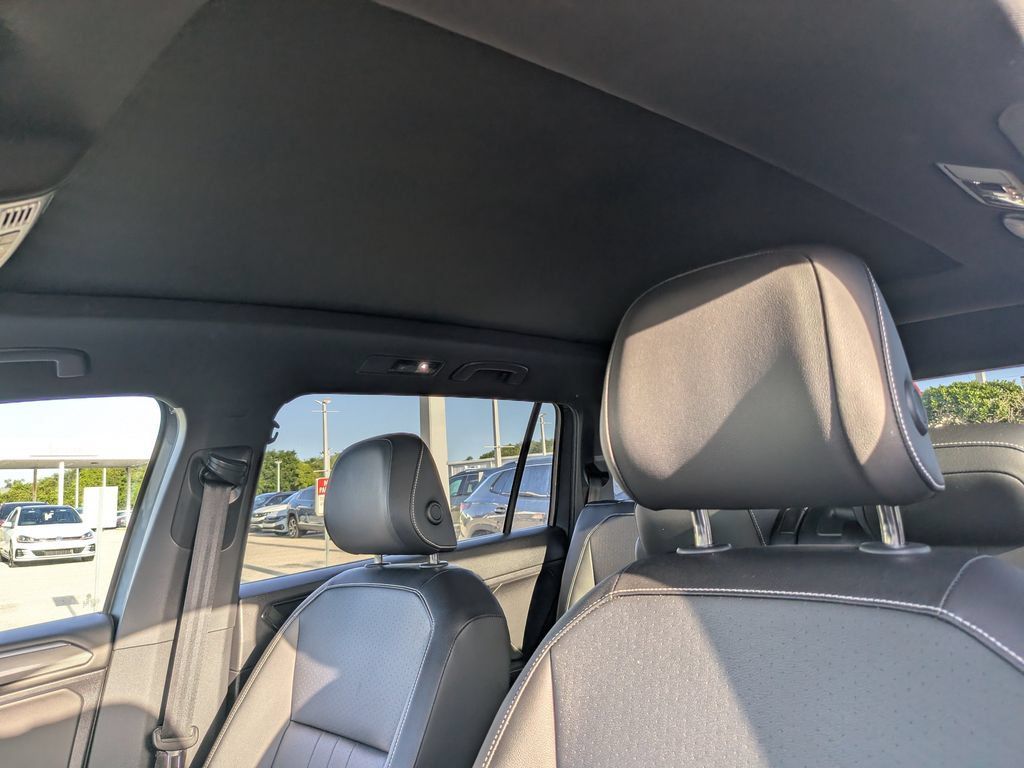 Certified 2022 Volkswagen Tiguan SE R-Line FWD image 19