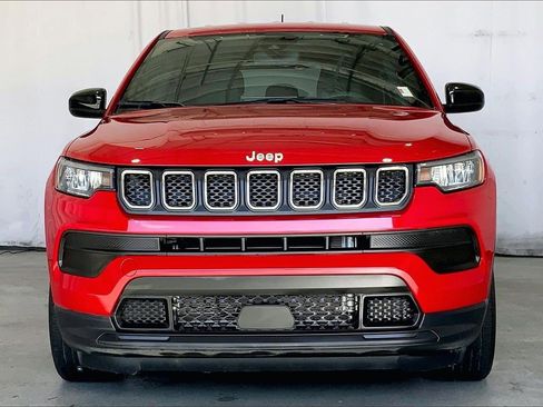 Used 2023 Jeep Compass Sport image 2