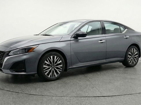 Used 2025 Nissan Altima 2.5 SV FWD image 3