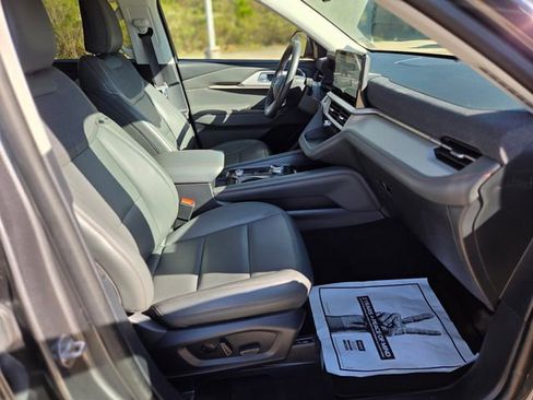 Used 2025 Ford Explorer Active w/ Active Comfort Package image 16