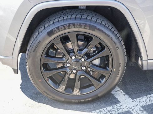 Used 2019 Jeep Grand Cherokee Altitude AWD/4WD image 9