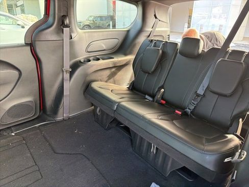 Used 2026 Chrysler Pacifica Select image 6