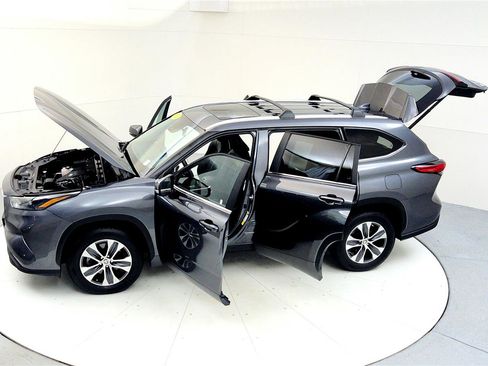 Certified 2023 Toyota Highlander XLE image 22