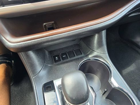 Used 2014 Toyota Highlander Plus FWD image 19
