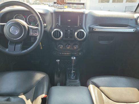 Used 2017 Jeep Wrangler Unlimited Rubicon w/ Connectivity Group AWD/4WD image 10