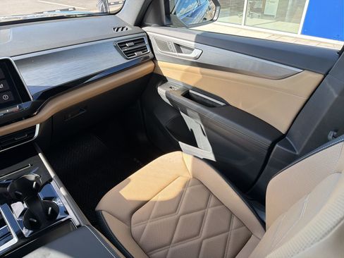 Used 2025 Volkswagen Atlas Cross Sport SE image 12