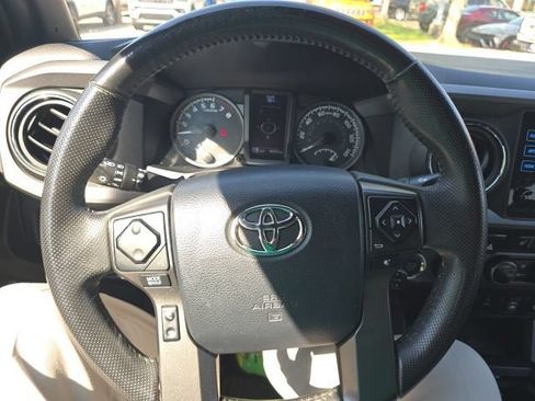 Used 2017 Toyota Tacoma TRD Off-Road AWD/4WD image 17
