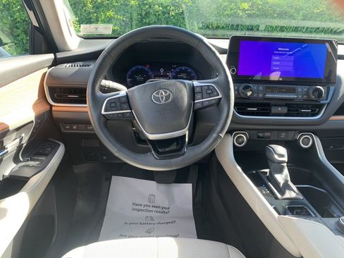 Used 2025 Toyota Grand Highlander AWD image 17