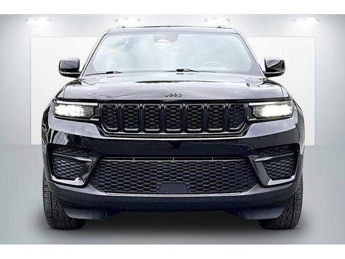 Used 2022 Jeep Grand Cherokee Altitude AWD/4WD image 3