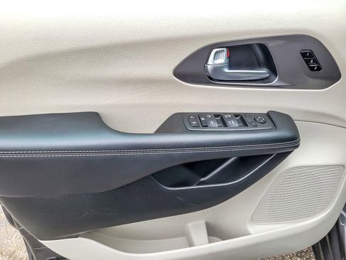 Used 2023 Chrysler Pacifica Touring-L image 19