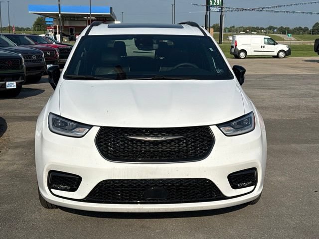 Used 2025 Chrysler Pacifica Limited FWD image 4