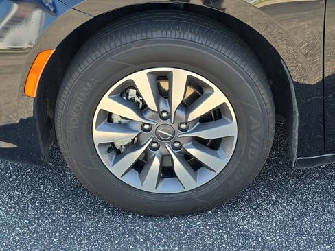 Used 2024 Chrysler Pacifica Limited FWD image 11