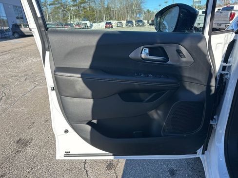 New 2026 Chrysler Pacifica Select image 11