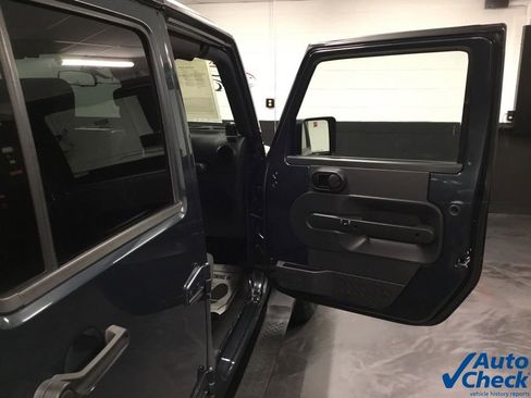 Used 2007 Jeep Wrangler Unlimited Sahara w/ Dual Top Group image 37