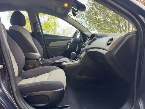 Used 2014 Chevrolet Cruze LS FWD image 12