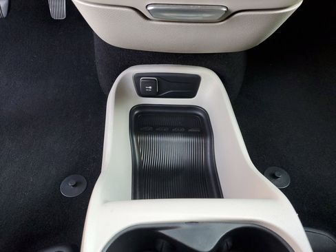Used 2023 Chrysler Voyager LX FWD image 30