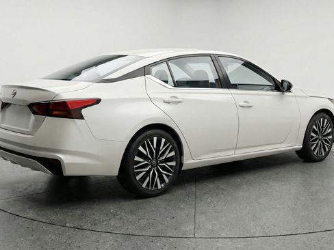 Used 2025 Nissan Altima 2.5 SV image 9