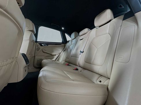 Certified 2022 Porsche Macan AWD/4WD image 22