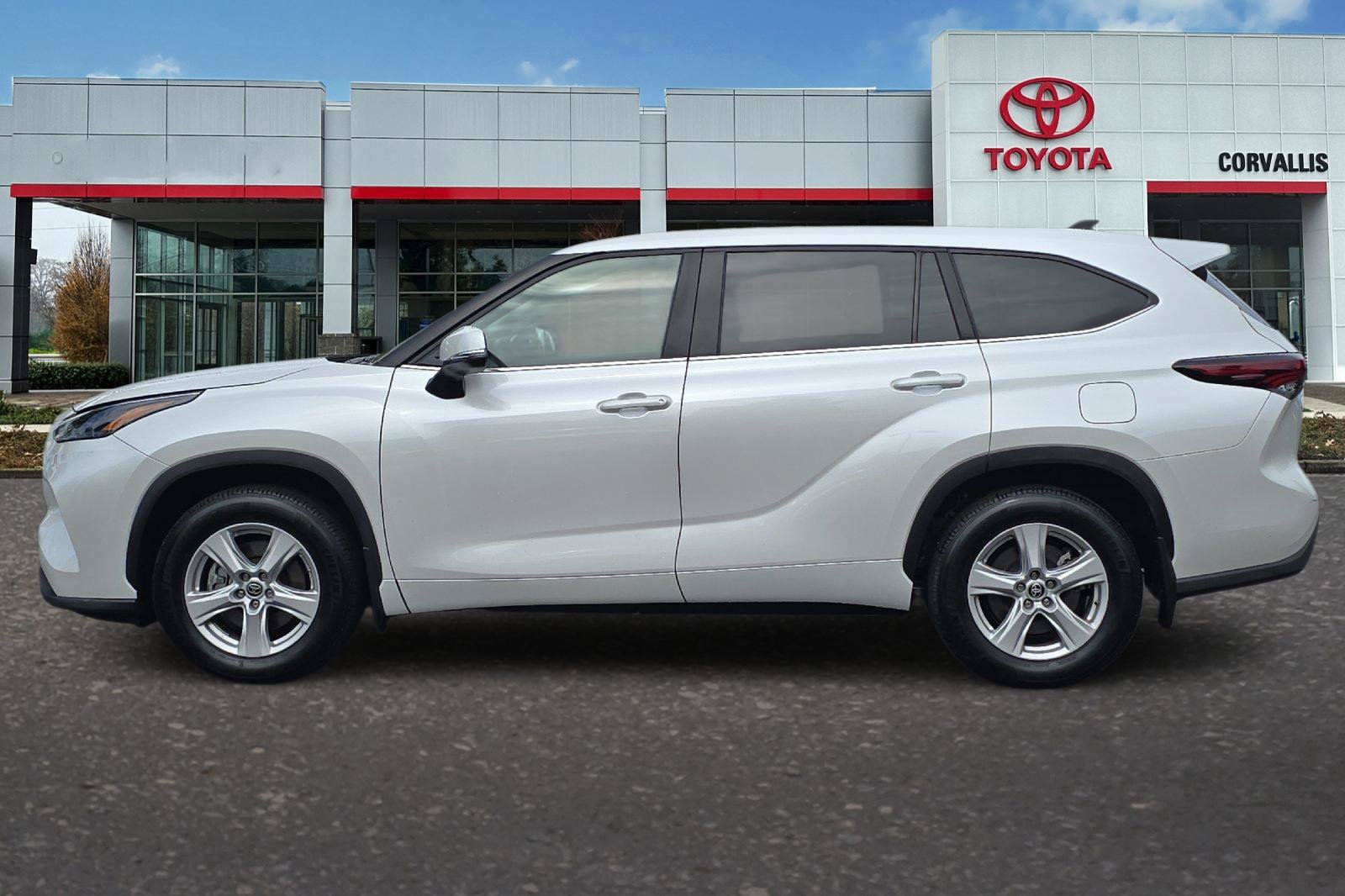 Used 2025 Toyota Highlander LE AWD/4WD image 7