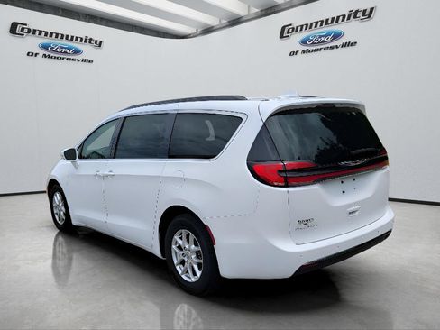 Used 2022 Chrysler Pacifica Touring-L FWD image 6