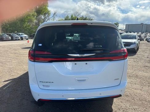 Used 2023 Chrysler Pacifica Touring-L AWD/4WD image 4