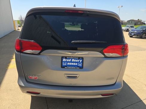 Used 2017 Chrysler Pacifica Touring FWD image 7