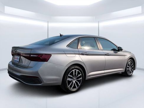 Used 2025 Volkswagen Jetta SE FWD image 3