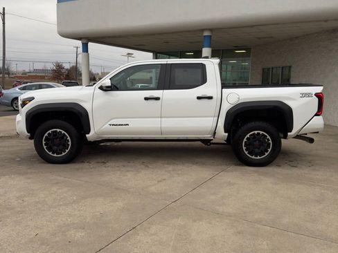 Used 2024 Toyota Tacoma TRD Off-Road image 2