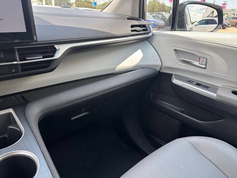 Used 2025 Toyota Sienna XLE FWD image 37