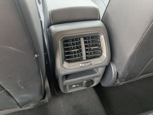 Used 2024 Volkswagen Tiguan SE image 21