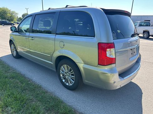 Used 2016 Chrysler Town & Country Touring-L w/ Driver Convenience Group FWD image 11
