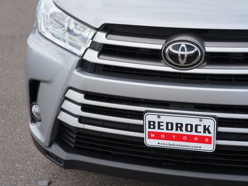 Used 2017 Toyota Highlander XLE AWD/4WD image 9