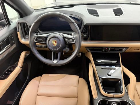 Certified 2025 Porsche Cayenne AWD/4WD image 30