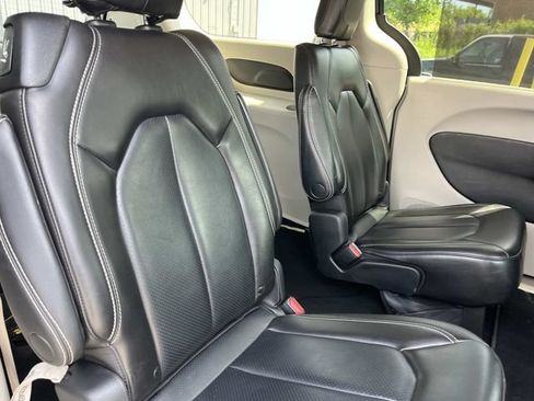 Used 2023 Chrysler Pacifica Touring-L FWD image 23