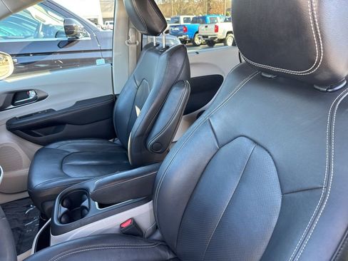 Used 2022 Chrysler Pacifica Touring-L image 18