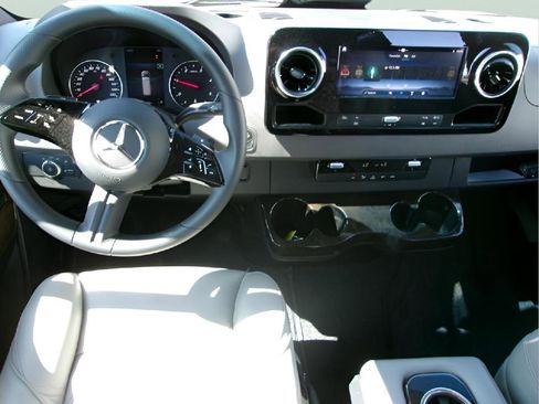 Used 2025 Mercedes-Benz Sprinter 2500 image 22