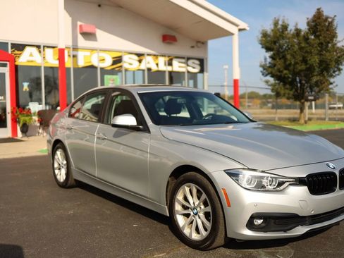 Used 2018 BMW 320i xDrive Sedan w/ Convenience Package AWD/4WD image 3