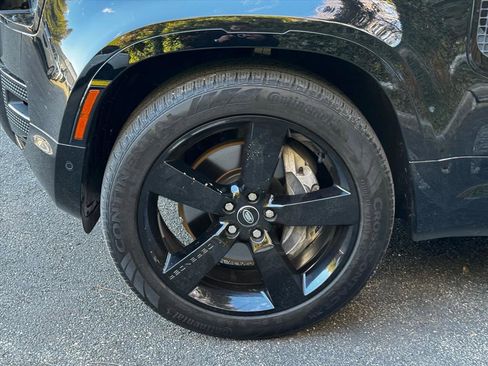 Used 2024 Land Rover Defender 130 X-Dynamic SE image 4