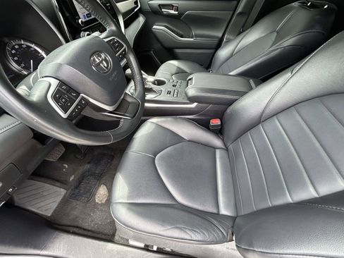 Used 2024 Toyota Highlander XLE AWD/4WD image 10