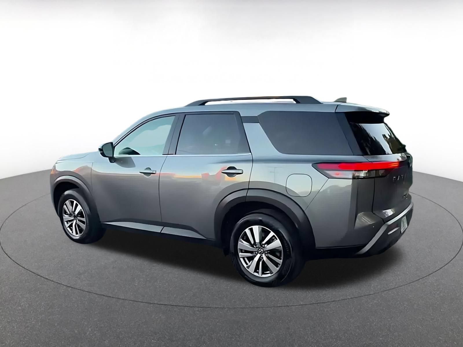Used 2026 Nissan Pathfinder SL FWD image 9
