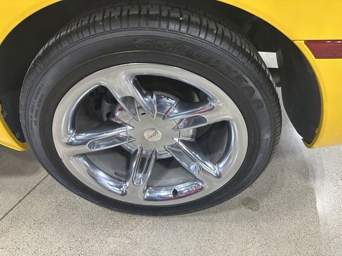 Used 2004 Chevrolet SSR w/ Preferred Equipment Group image 11