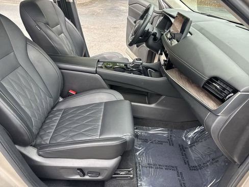 Used 2024 Nissan Rogue Platinum w/ Platinum Premium Package image 10