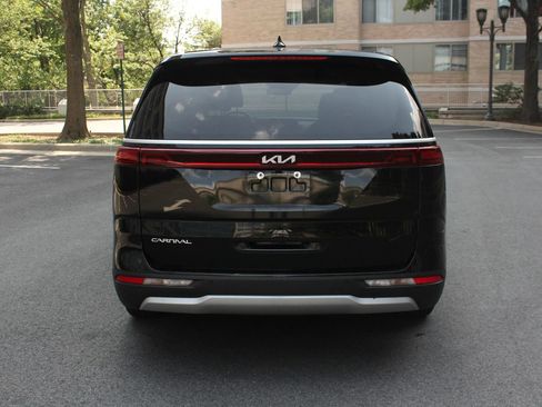 Used 2024 Kia Carnival LX FWD image 8