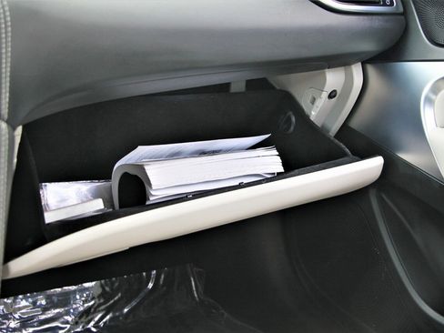 Used 2022 Genesis G70 2.0T image 38