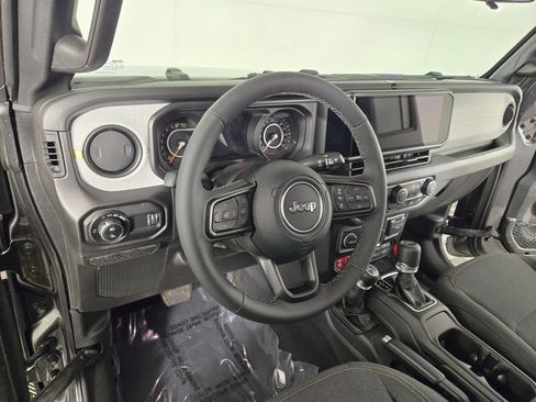 Used 2025 Jeep Gladiator Sport AWD/4WD image 16