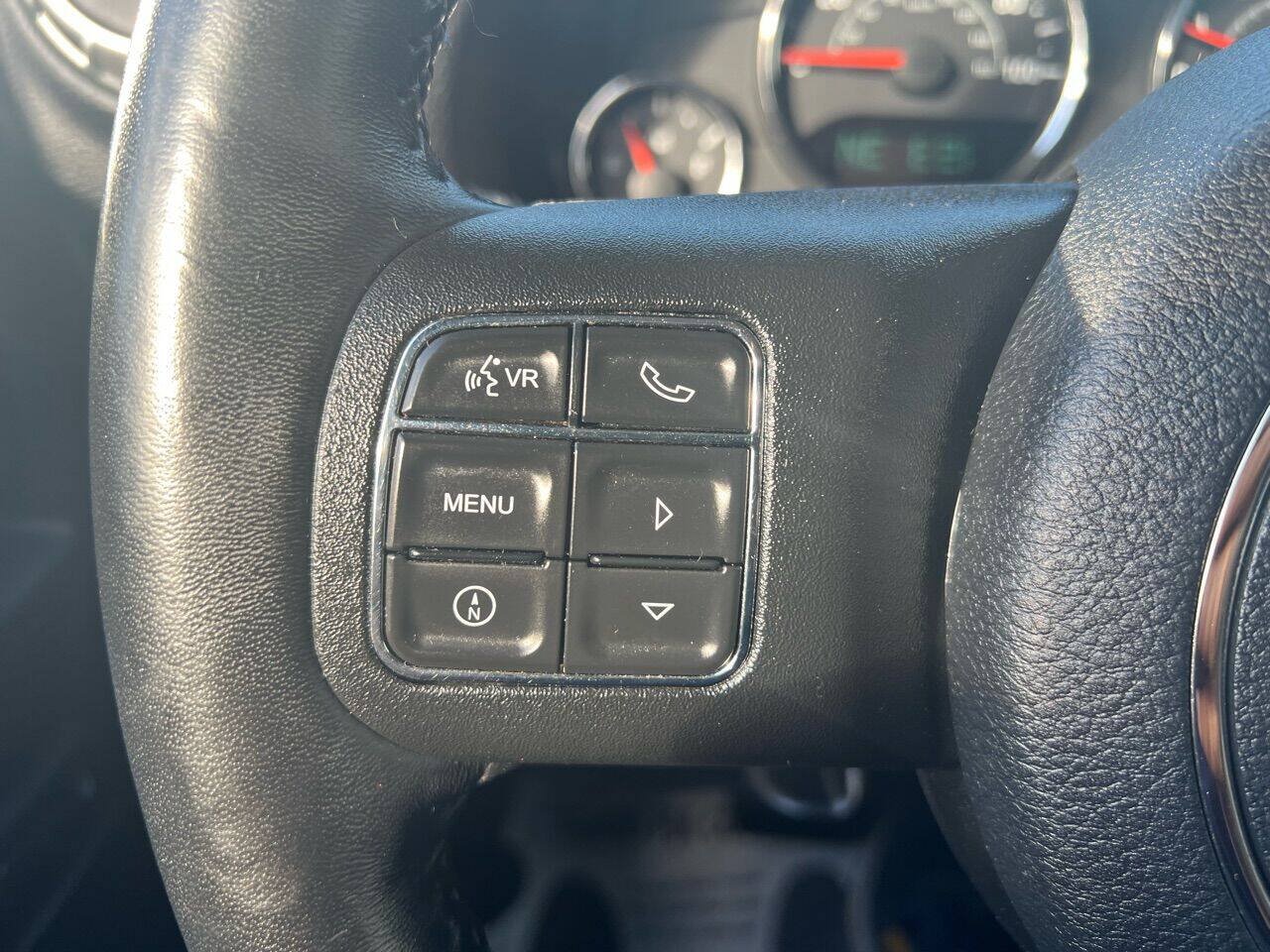Used 2018 Jeep Wrangler Sahara w/ Connectivity Group AWD/4WD image 19