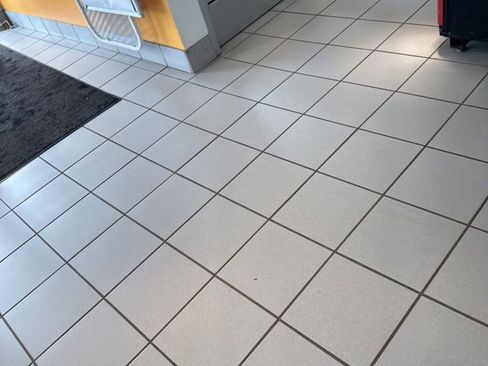 Used 2019 Chevrolet Equinox LT w/ Sun & Navigation Package image 2