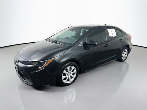 Used 2020 Toyota Corolla LE FWD image 3